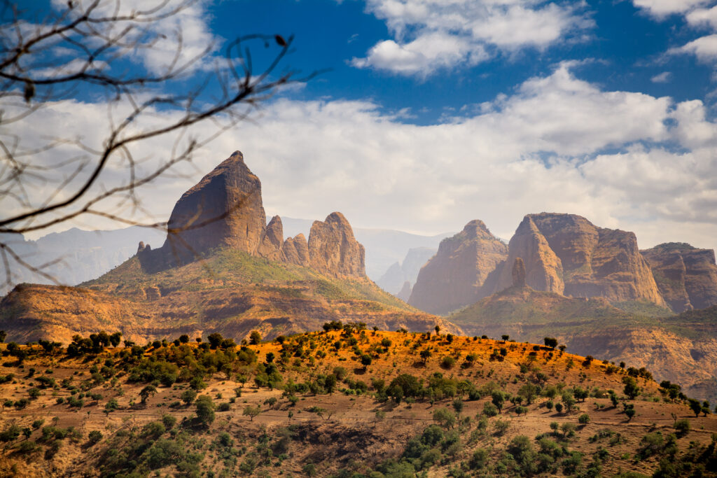 Vysoké planiny NP Simien mountains končící zerodovanými věžemi. Samotné jádro parku tvoří rozsáhlé náhorní roviny s nadmořskou výškou okolo 3200 - 4000 m.n.m.